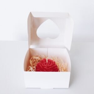 Caja corazón con una vela aromática
